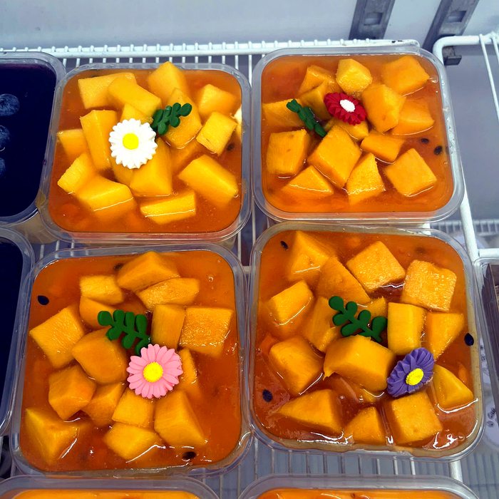 Panna cotta xoài topping hoa của U Cake