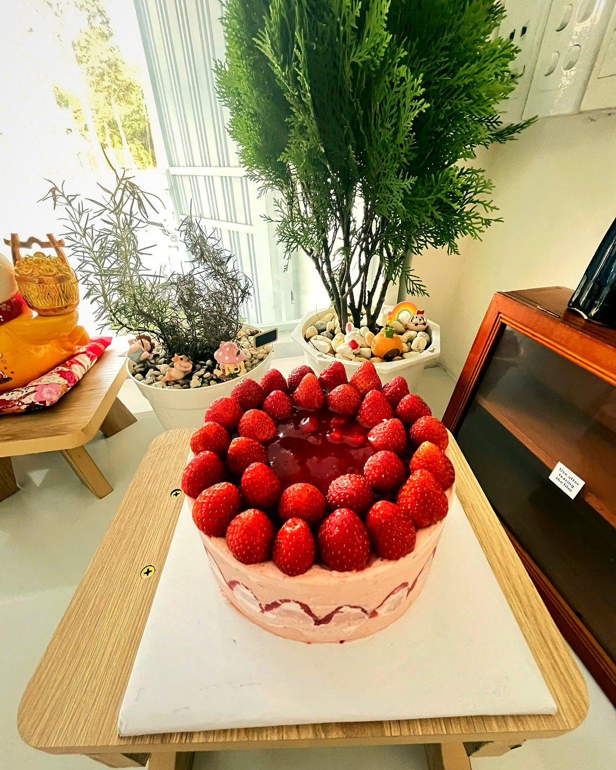 Bánh kem dâu tây tươi U Cake trên thớt gỗ